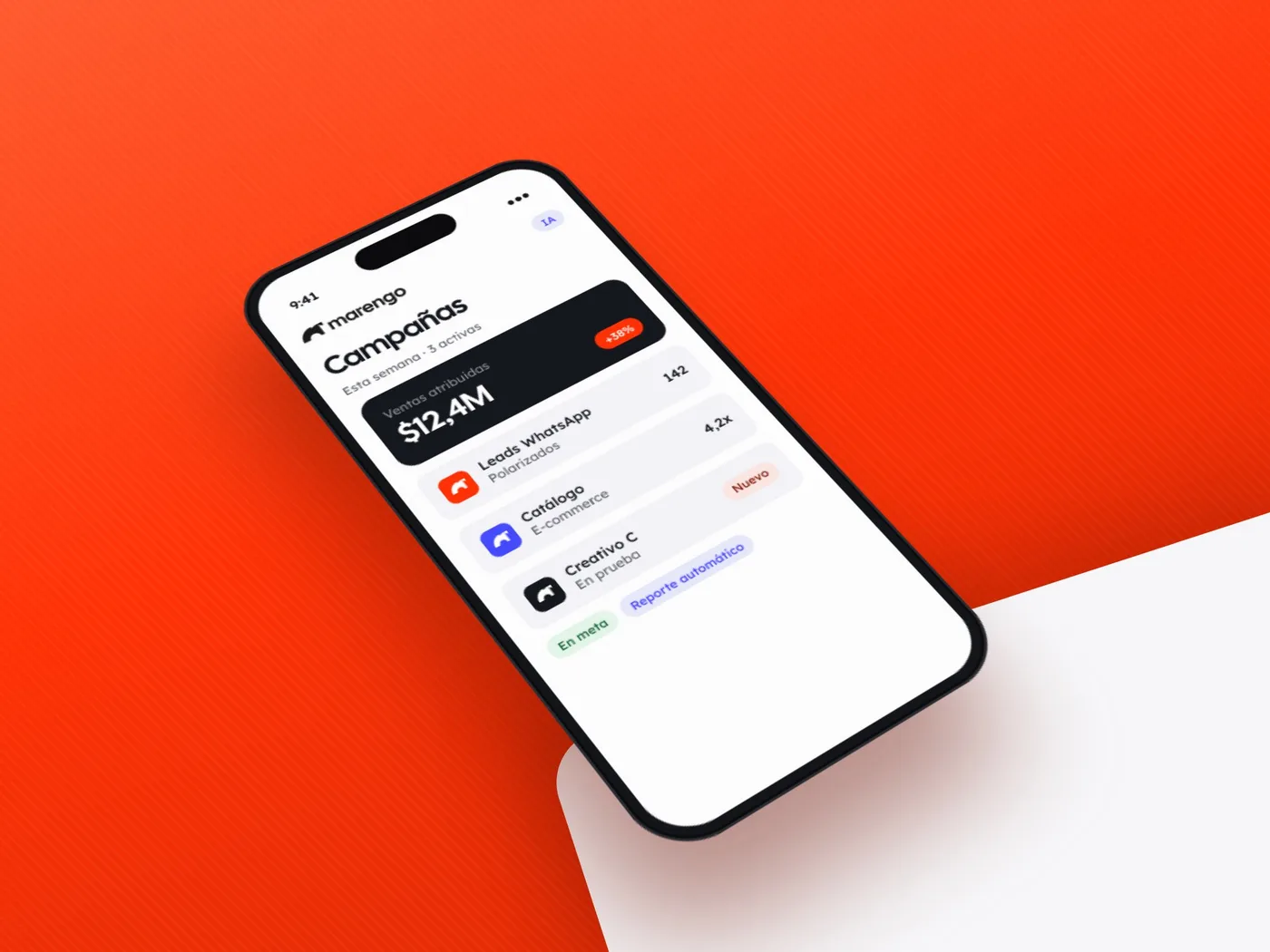 Teléfono con la app de campañas de Marengo sobre una superficie Red Glow